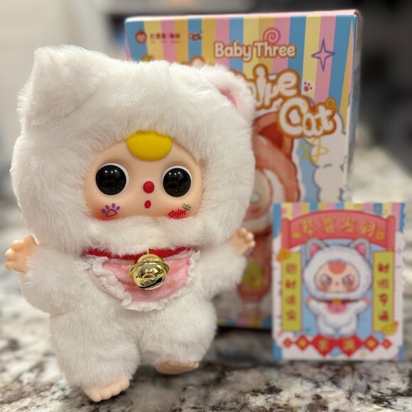 BABY THREE BILLIONAIRE CAT WHITE CAT NEW WITH BOX - Picture 1 of 2